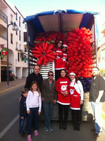 Almerimar vuelve a apostar por los materiales reciclados esta Navidad para decorar sus calles y plazas