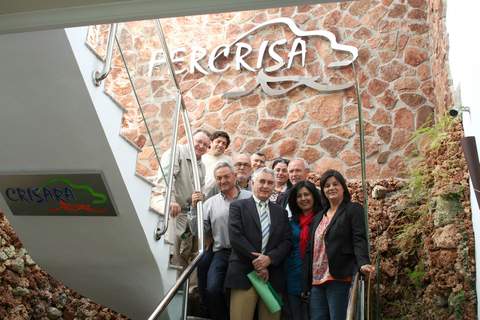 Jerónimo Pérez, en Crisara, junto a María del Carmen Román, directora gerente, y Cristóbal Aránega, director general de la empresa de Chirivel