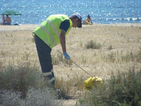 La Junta refuerza con el Plan de Choque por el Empleo la limpieza de las playas no urbanas del Parque Natural Cabo de Gata-Njar