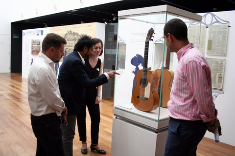 Nio Josele visita el Museo de la Guitarra de Almera