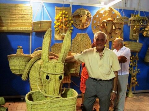 Gran xito de pblico de la exposicin El Arte del Esparto, abierta en San Juan de los Terreros, del artesano local JUAN VILA