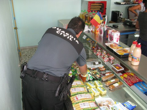 La Guardia Civil practica 5 detenciones e inmobiliza alimentos y bebidas durante la inspeccin a un establecimiento pblico