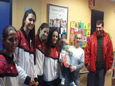 Visita del Syngenta CB Almera y regalos para los ms pequeos en el Hospital de Torrecrdenas