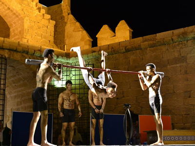 El grupo de teatro El Masrah, del IES Ro Andarax del Puche,  representa Layla y el Majnn en la Alcazaba