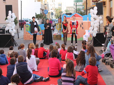 La campaa Yo compro en Adra comienza con la degustacin de platos tpicos de la gastronoma abderitana y el taller infantil de teatro Qu pereza ser princesa