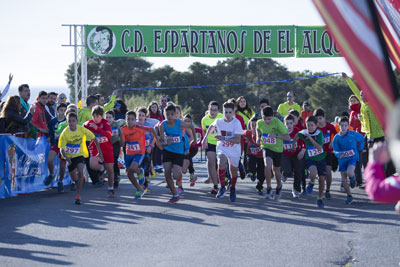 Ms de 750 espartanos corren sobre asfalto, tierra y arena en El Alquin