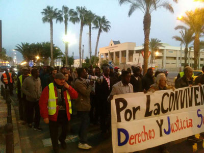 Ms de 200 personas se manifiestan en Roquetas de Mar bajo el lema: POR LA CONVIVENCIA: DERECHOS Y JUSTICIA SOCIAL