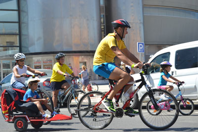 Cientos de roqueteros ruedan en el Da de la Bicicleta