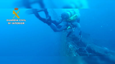 La Guardia Civil retira varias redes de pesca enganchadas en un barco hundido de la zona de Cabo de Gata