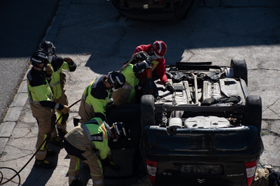 Bomberos del Poniente refuerzan su formación en el rescate de víctimas en accidentes de tráfico
