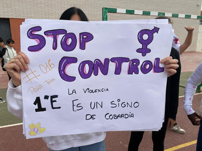 La comunidad educativa de Vcar protagoniza una gran concentracin con motivo del Da Internacional de la Eliminacin de la Violencia contra la Mujer