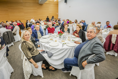 Cerca de 700 personas mayores disfrutan de una jornada de convivencia la tradicional comida de Navidad