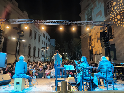 Siete grupos llenan de Navidad la Plaza Pablo Cazard con la celebracin de la Zambomba de la Hermandad del Roco de Almera