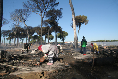 Jornaleras migrantes pasarn el fin de ao al raso y entre cenizas tras un nuevo incendio en los asentamientos ante la inaccin de las distintas Administraciones Pblicas