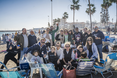 Miles de personas celebran en torno a las hogueras las tradicionales Moragas en Roquetas de Mar