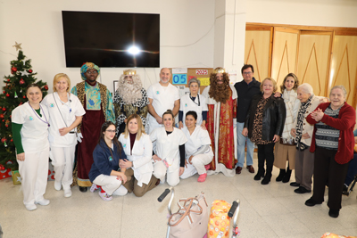 Los Reyes Magos visitan el Hospital Universitario Poniente y la Residencia 