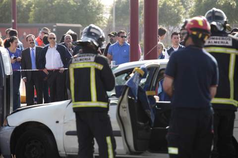 Ms de una treintena de efectivos de Bomberos, sanitarios y Fuerzas de Seguridad participan en un simulacro de accidente en el Recinto Ferial