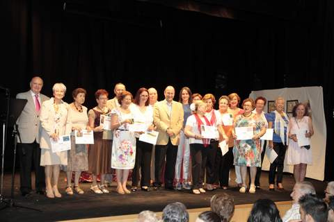 El alcalde clausura los talleres del Centro de Mayores de Oliveros invitando a los usuarios a seguir apostando por el envejecimiento activo