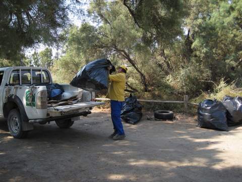 La Junta limpia la basura del paraje de El Perdigal, en su mayor parte propiedad de la Administracin del Estado