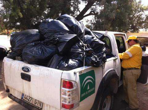 La Junta de Andaluca ha recogido ms de 3.000 kilos de residuos urbanos del paraje de El Perdigal, en Almera