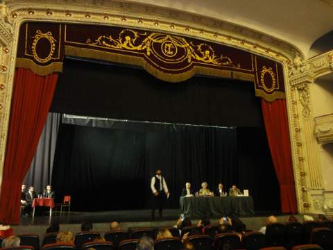 La resurreccin de los constructores del Teatro Cervantes de Almera. Libro y puesta en escena