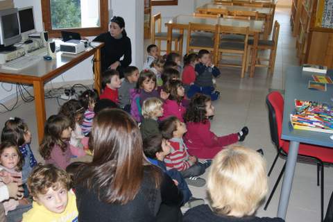 Alumnos del CEIP Jose Saramago conocen los servicios de la Biblioteca de Puebla de Vcar