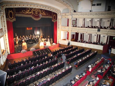 El teatro Cervantes se llena de amor y esperanza con el pregn de la Semana Santa almeriense