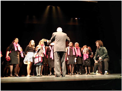 La jornada solidaria Un barrio de todos y para todos del Teatro Apolo recibe como pago voluntario de la entrada una bolsa de alimentos