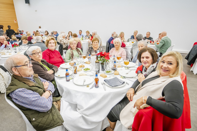 Cerca de 700 personas mayores disfrutan de una jornada de convivencia la tradicional comida de Navidad